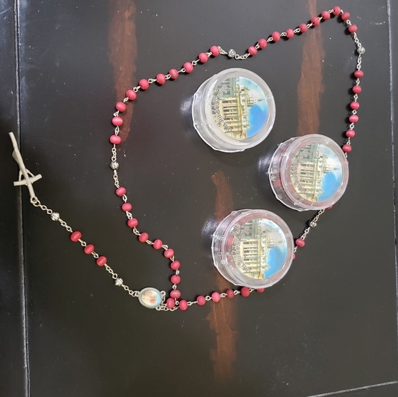 Rose 🌹 Petal Vatican Souvenir Rosaries - Picture 3 of 5